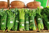 Một số siêu thị, trung tâm thương mại đóng gói nông sản, rau củ bằng lá chuối và nhận được nhiều phản hồi tích cực từ người tiêu dùng. Ảnh: Báo Dân sinh.