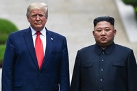 Tổng thống Mỹ Trump (trái) và lãnh đạo Triều Tiên Kim Jong-un tại DMZ ngày 30/6. Ảnh: Reuters.
