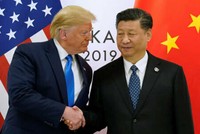 Tổng thống Donald Trump (trái) bắt tay Chủ tịch Trung Quốc Tập Cận Bình tại cuộc gặp cấp cao Mỹ - Trung bên lề hội nghị thượng đỉnh G20 ở Osaka, Nhật Bản, hôm 29/6. Ảnh: Reuters.