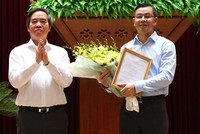 Ông Ngô Văn Tuấn (phải) nhận quyết định luân chuyển công tác. Ảnh: TTX.