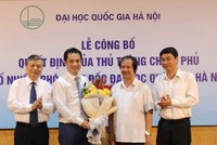 Lãnh đạo Bộ Nội vụ và Đại học Quốc gia Hà Nội chúc mừng PGS.TS Phạm Bảo Sơn.
