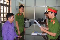Công an đọc lệnh bắt giữ ông Liêm. Ảnh: Trần Hồng.