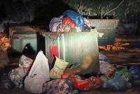 Rác tồn đọng trên đường phố Đà Nẵng. Ảnh: Nguyễn Đông.