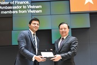 Lãnh đạo Sở GDCK Luân Đôn trao quà lưu niệm cho Bộ trưởng Đinh Tiến Dũng khi Đoàn công tác đến làm việc tại Sở ngày 3/7/2019.