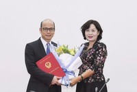 Phó Thống đốc Nguyễn Thị Hồng trao quyết định và chúc mừng đồng chí Bùi Huy Thọ.