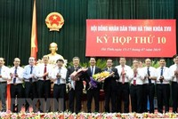 Các đại biểu tham dự kỳ họp chúc mừng ông Trần Tiến Hưng được làm bầu giữ chức Chủ tịch Ủy ban Nhân dân tỉnh Hà Tĩnh. (Ảnh: Công Tường/TTXVN).