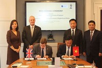 Ông Trần Văn Dũng, Chủ tịch Ủy ban Chứng khoán Nhà nước ký thỏa thuận hợp tác với Chủ tịch ICAEW tại London.