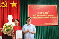 Ông Nguyễn Đức Chính, Phó Bí thư Tỉnh ủy, Chủ tịch UBND tỉnh Quảng Trị trao quyết định bổ nhiệm bà Nguyễn Triều Thương làm Giám đốc Sở Ngoại vụ.