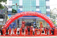 Đại diện Lãnh đạo địa phương, NHNNVN Chi nhánh Lào Cai, NHNN chi nhánh tỉnh Lạng Sơn, Hội đồng Quản trị, Ban Kiểm Soát, Ban Điều Hành Sacombank cắt băng khai trương Chi nhánh Lào Cai.