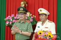 Thượng tướng Nguyễn Văn Thành - Thứ trưởng Bộ Công an (trái) tặng hoa chúc mừng Đại tá Nguyễn Văn Hiểu giữ chức vụ Giám đốc Công an tỉnh Đồng Tháp.