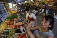 Một khách hàng Trung Quốc đang quét mã QR để thanh toán. Ảnh: VCG.