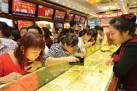 Giá vàng liên tục tăng, người mua cẩn trọng