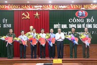 Bí thư Tỉnh ủy Quảng Bình Hoàng Đăng Quang trao quyết định và chúc mừng 8 đồng chí được cấp thẩm quyền chuẩn y, bổ nhiệm.