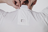 Chiếc máy điều hoà gắn sau lưng áo sẽ giúp người dùng không còn bị nóng bức trong những ngày hè chói chang.