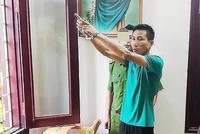 Công an thực nghiệm hành vi đột nhập của Cửu tại nhà ông Minh.