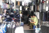 Lực lượng Quản lý thị trường Hà Nội phối hợp với Ban chỉ đạo 389 huyện Gia Lâm kiểm tra chợ Ninh Hiệp. (Ảnh: dms.gov.vn)