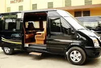 Xe ôtô 9 chỗ chuyên phục vụ khách du lịch. Ảnh: Bảo Khánh.