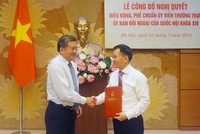 Đồng chí Nguyễn Văn Giàu trao Nghị quyết và chúc mừng đồng chí Đôn Tuấn Phong.