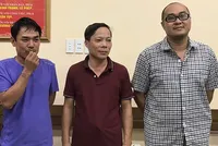 Bách (đứng giữa) cùng hai đồng phạm tại cơ quan điều tra. Ảnh: Quốc Thắng.