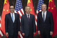 Bộ trưởng Tài chính Mỹ Steven Mnuchin (trái), Phó Thủ tướng Trung Quốc Lưu Hạc (giữa) và Đại diện Thương mại Robert Lighthizer tại Thượng Hải ngày 31/7. Ảnh: AFP.
