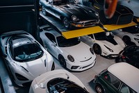 Garage tầng với toàn những siêu xe danh tiếng.