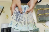 Để tăng khả năng hút vốn, nhiều ngân hàng đã tăng lãi suất huy động vốn trung hạn lên hơn 8%/năm.