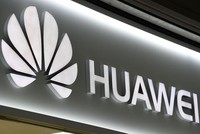 Logo Huawei được trưng bày tại Osaka vào tháng 5. Ảnh: Kyodo.