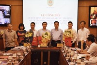 Bộ trưởng Bộ Tư pháp trao quyết định và chúc mừng các cán bộ được điều động, bổ nhiệm.