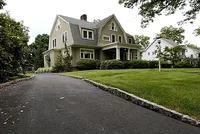 Ngôi nhà bí ẩn khiến gia đình không dám chuyển đến ở. Ảnh: Bloomberg.