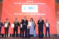 Bà Tào Thị Thanh Hoa - Phó Tổng Giám đốc Tổng công ty CP Bảo hiểm Hàng không (VNI) nhận Giấy chứng nhận TOP 10 doanh nghiệp bảo hiểm uy tín.