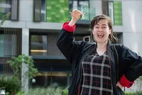 Kat may mắn được chọn trong số 300 người để sở hữu căn hộ trị giá 150.000 bảng Anh. Ảnh: Mirror.