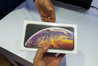 Với giao dịch iPhone nguyên seal trao tay, người mua nên kích hoạt máy tại chỗ. Ảnh: Bảo Lâm.