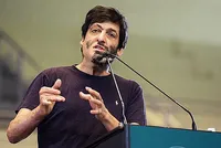 Dan Ariely - giáo sư tâm lý học và kinh tế học hành vi người Mỹ gốc Israel, tác giả của một số sách tâm lý bán chạy trên thế giới, hiện giảng dạy tại Đại học Duke. Ảnh: chqdaily.