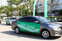 Taxi công nghệ, Grab phải dán lô gô phản quang (ảnh: VIR).