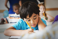 Đứa trẻ ngoan luôn chăm chỉ học hành để làm vừa lòng người lớn. Ảnh: Take Part.