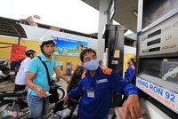 Xăng có lần giảm giá thứ hai liên tiếp từ 15h ngày 16/8. Ảnh: Việt Linh.