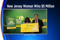 Nonie Briggs chụp ảnh cùng giải thưởng 5 triệu đô la Mỹ xổ số của mình.