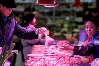 Một quầy bán thịt heo tại Bắc Kinh. Ảnh: Reuters.