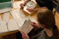 Kiểm soát hoá đơn là một công việc để không mất an toàn tài chính. Ảnh: Flickr. 