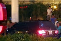 5 xe biển xanh chở cán bộ VKS và nhiều người đến toà nhà MobiFone lúc 19h30 ngày 26/8, rời đi sau một tiếng. Ảnh: Phạm Dự.