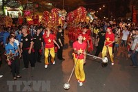 Rước đèn Trung Thu trên phố Hà Nội. (Ảnh: Thanh Tùng/TTXVN).