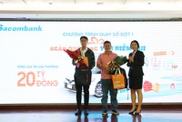Bà Nguyễn Phương Huyền – Phó tổng giám đốc Khối Cá nhân kiêm Giám đốc P. Khách hàng cá nhân Sacombank (ngoài cùng bên phải) trao quà cho các khách hàng may mắn.
