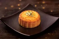 Bánh Trung thu vị trứng sữa dát vàng Kee Wah, HongKong.