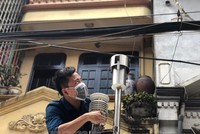 Kết quả đo đạc bước đầu cho thấy: Không khí xung quanh khu vực kho cháy của Rạng Đông an toàn đối với người dân. (Ảnh: Sơn Bách/Vietnam+).