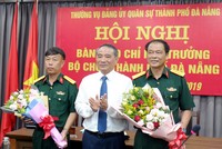 Bí thư Thành ủy Đà Nẵng Trương Quang Nghĩa chúc mừng Đại tá Nguyễn Quốc Hương và Đại tá Trương Chi Lăng.