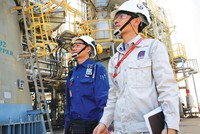 Sau khi áp dụng giải pháp, chủ biên Lê Quốc Việt (áo trắng) thường xuyên cùng nhóm kỹ sư kiểm tra các thông số vận hành tại phân xưởng SWS.