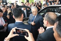 Thủ tướng Malaysia trực tiếp cầm lái chiếc xe do Vinfast sản xuất và khen ngợi: “Xe khoẻ, thiết kế rất đẹp”.