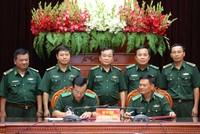 Lãnh đạo Bộ Tư lệnh Bộ đội Biên phòng và Bộ Tham mưu Bộ đội Biên phòng chứng kiến Thiếu tướng Nguyễn Văn Nam và Thiếu tướng Lê Đức Thái ký Biên bản bàn giao.