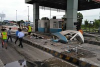 Cabin thu phí bị tông nát.