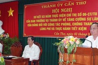 Ông Trần Quốc Trung, Bí thư Thành ủy Cần Thơ phát biểu tại cuộc họp.